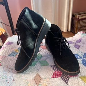 Black Clark’s zip boots 8 1/2